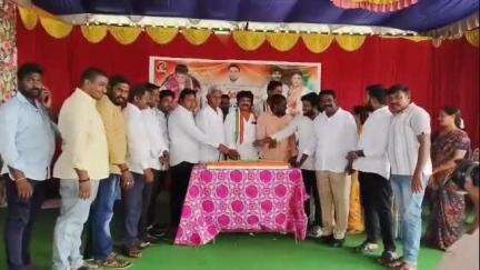 మంథని: విద్యార్థులకు మంత్రి శ్రీధర్ బాబు 2025 పురస్కార్ అవార్డును అందజేసిన కాంగ్రెస్ శ్రేణులు