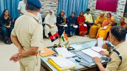 समस्तीपुर: जिला पुलिस कप्तान के कार्यालय में फरियाद लेकर पहुंचे विभिन्न इलाकों के दर्जनों लोग