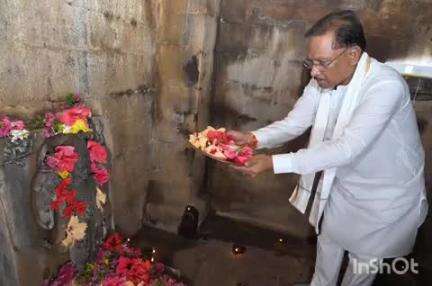 मुख्यमंत्री विष्णु देव साय ने बस्तर जिले के प्रवास के दौरान नारायणपाल स्थित भगवान विष्णु मंदिर में की पूजा-अर्चना
