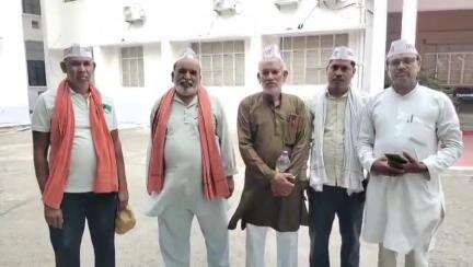 महोबा: कलेक्ट्रेट में किसानों ने MSP पर खरीद न होने पर जताई नाराजगी, हर ब्लॉक में केंद्र खोलने की मांग की