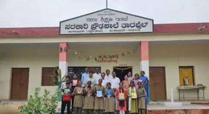 ಕಲಬುರಗಿ: ಶಾಲೆಗಳು ಆರಂಭ ಹಿನ್ನೆಲೆ, ನಗರದಲ್ಲಿ ಹೂವು ಹಾಗೂ ನೋಟ್ ಬುಕ್ ನೀಡಿ ವಿದ್ಯಾರ್ಥಿಗಳಿಗೆ ಸ್ವಾಗತ ಮಾಡಿದ ಎಂಎಲ್ ಸಿ ನಮೋಶಿ