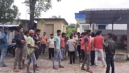 মেখলিগঞ্জ: মেখলিগঞ্জ ব্লকের ভোটবাড়ির জুগিপাড়ায় বিদ্যুৎ পিষ্ট হয়ে এক অস্থায়ী বিদ্যুৎ কর্মীর মৃত্যু ঘিরে চাঞ্চল্য