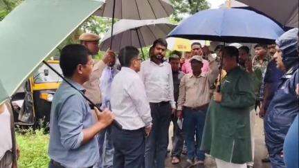 কৈলাশহর: কৈলাসহর শহর এলাকায় মনু নদীর পাড়ের বাঁধ সংস্কারের কাজ পরিদর্শন করেন মন্ত্রী টিংকু রায়