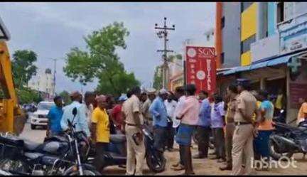 பெரம்பலூர்: கடைவீதியில் நெடுஞ்சாலை துறை சார்பில் ஆக்கிரமிப்புகள் அகற்றம்