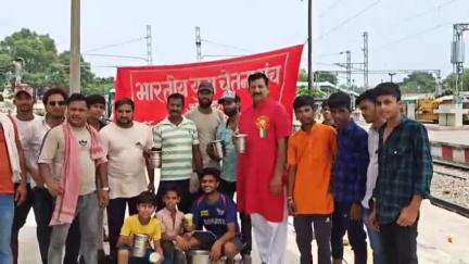 शाहजहांपुर: भारतीय युवा चेतना मंच ने रेलवे स्टेशन पर रेलकर्मियों और रेलयात्रियों को शरबत, शिकंजी और ठंडा पानी वितरित किया