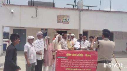 बलिया: फेफना रेलवे स्टेशन पर क्षेत्रीय संघर्ष समिति ने रेलवे सुविधाओं की मांग को लेकर किया प्रदर्शन, सौंपा ज्ञापन