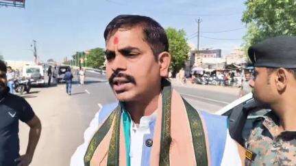 आरा: नरेंद्र मोदी के कार्यक्रम में तीन सौ गाड़ियों के काफिले के साथ शामिल हुए MLC जीवन कुमार, मीडिया से की बात