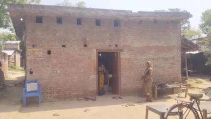 बीकापुर: रसूलहा स्थित बाग में पेड़ की डाल से 30 वर्षीय युवक का शव फंदे से लटकता मिला, पुलिस और फॉरेंसिक टीम जांच में लगी