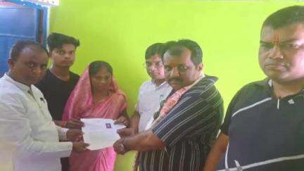 बेरमो: जवाहर नगर निवासी CCL कर्मी के आश्रित को मिला नियुक्ति पत्र और ₹1,25,000 का मुआवजा