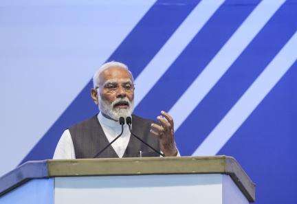 पटना एयरपोर्ट पर वैभव सूर्यवंशी से मिले पीएम मोदी, युवा क्रिकेटर ने पैर छूकर लिया आशीर्वाद