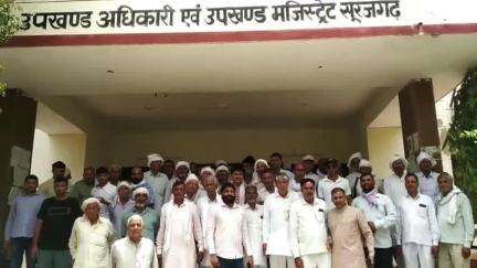 सूरजगढ़: बेरला पंचायत के सैंकड़ों ग्रामीणों ने रास्ता खुलवाने की मांग को लेकर उपखंड कार्यालय पहुंचकर एसडीएम को सौंपा ज्ञापन