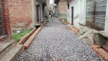 फतेहपुर: बिंदकी नगर पालिका द्वारा घरों में गंदा पानी भरने के लिए बनाई जा रही सड़क, स्थानीय लोग परेशान, DM से की गुहार