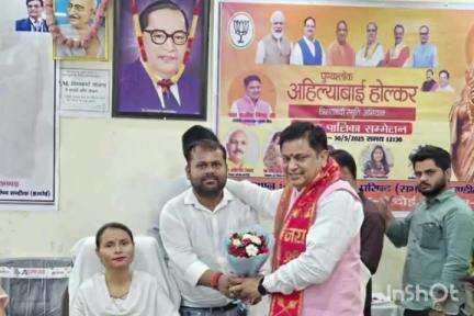 संडीला: सण्डीला नगर पालिका सभागार में महिला सम्मेलन में मुख्य अतिथि के रूप में शामिल हुए भाजपा के क्षेत्रीय उपाध्यक्ष