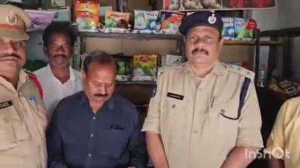 నెక్కొండలోని ఫర్టిలైజర్ షాపులో తనిఖీలు నిర్వహించిన వ్యవసాయ శాఖ మరియు పోలీస్ అధికారులు