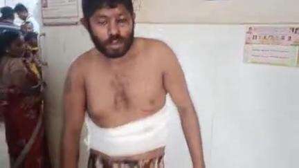 అమ్మవారు పల్లి సమీపన కుక్క అడ్డం వచ్చి లారీ బోల్తా లారీ డ్రైవర్ కు తీవ్ర గాయాలు