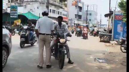 శ్రీకాకుళం: శ్రీకాకుళంనగరం లో విస్తృతంగా పోలీసుల తనిఖీలు