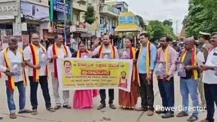 ಚಾಮರಾಜನಗರ: ನಗರದಲ್ಲಿ ನಟ  ಕಮಲ್ ಹಾಸನ್ ವಿರುದ್ಧ ಪ್ರತಿಭಟನೆ- ಭಾವಚಿತ್ರ ಹರಿದು ಆಕ್ರೋಶ