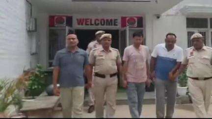 रेवाड़ी: रेवाड़ी में IPL क्वालिफायर में सट्टेबाजी करते 3 युवक पकड़े गए, 10 मोबाइल, 1 लैपटॉप, ₹8400 और 2 स्कूटी जब्त