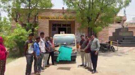 पचपदरा: ग्राम विकास अधिकारी ने घर-घर कचरा संग्रहण के वाहन को हरि झंडी दिखाकर रवाना किया