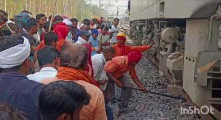 रॉबर्ट्सगंज: रॉबर्ट्सगंज में मालगाड़ी के इंजन में फसी गाय, रॉबर्ट्सगंज-पन्नूगंज मार्ग पर लगा जाम