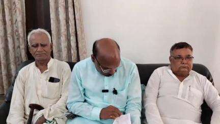 आरा: हसनबजार थाना क्षेत्र में गैंग रेप के बाद पूर्व एमलसी रामबली सिंह ने परिजनों से मिलकर सर्किट हाउस में की प्रेस वार्ता