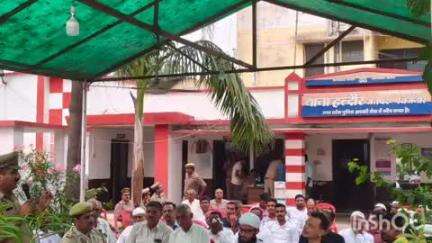 बिजनौर: हल्दौर थाना प्रांगण में आगामी त्योहारों को लेकर शांति समिति की बैठक आयोजित की गई