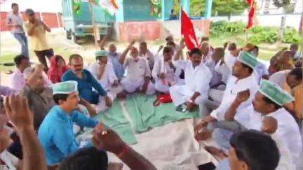 दरभंगा: लहेरियासराय में इंडिया गठबंधन के कार्यकर्ताओं ने मांगों को लेकर धरना प्रदर्शन किया