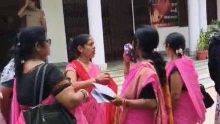 मथुरा: महिला आंगनवाड़ी कार्यकतियों से सरकार द्वारा जबरन कराया जा रहा कार्य, केवाईसी के लिए सीएम के नाम सौपा ज्ञापन