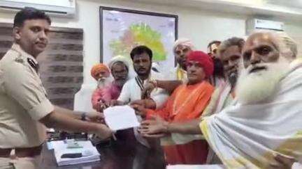 भिंड नगर: संत समाज ने NTV यूट्यूब चैनल पर रोक लगाने के लिए भिंड एसपी असित यादव को मुख्यमंत्री के नाम दिया ज्ञापन