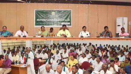 தருமபுரி: ஆட்சியர் அலுவலகத்தில் விவசாயிகள் குறைதீர்க்கும் நாள் கூட்டம் மாவட்ட ஆட்சித்தலைவர் .ரெ.சதீஸ், தலைமையில்  நடைபெற்றது