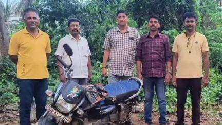 శ్రీకాకుళం: చిన్నకొస్ట గ్రామం లో బైక్పై నాటుసారా తరలిస్తుండగా ఓ వ్యక్తిని అదుపులోకి తీసుకున్న ఎక్సైజ్ పోలీసులు