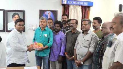 చిత్తూరు మున్సిపల్ కమిషనర్ను నరసింహ ప్రసాదను
 యోగక్షేమాలు అడిగిన సిబ్బంది