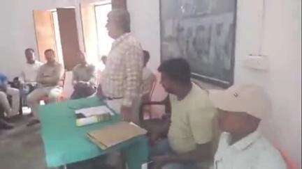 तेतरिया: तेतरिया बीआरसी भवन में BEO राम उमेद मिश्रा की अध्यक्षता में प्रधानाध्यापकों की समीक्षा बैठक हुई, दिए गए निर्देश