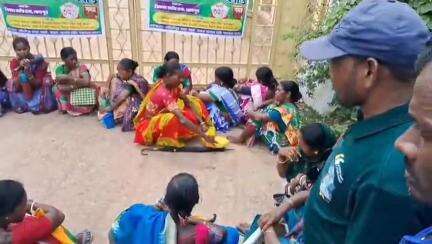 কেশপুর: সন্ধে ছটা নাগাদ কেশপুর কলেজের সামনে থেকে উঠলো আদিবাসী সংগঠনের অবস্থান বিক্ষোভ