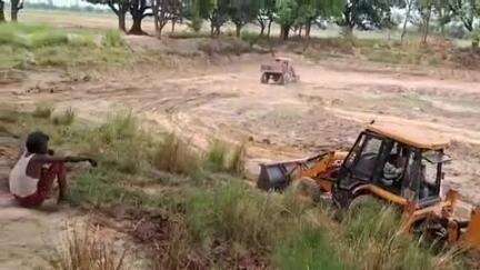 खागा: खखरेडू में मजदूरों के बजाय JCB से हो रही खुदाई, अवैध तरीके से मिट्टी खनन का चल रहा खेल, कबरा मजरे मटिया गांव का मामला