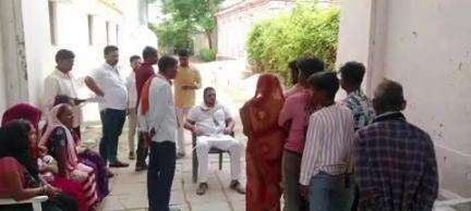 बांसी: पूर्व मंत्री और विधायक पुत्र कुंवर अभय प्रताप सिंह ने जनता की समस्याएं सुनीं, अधिकारियों को दिए निर्देश