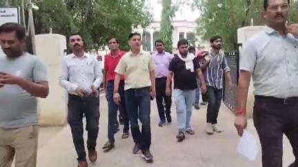 महोबा: एसपी कार्यालय में डग्गामार वाहनों पर रोक की मांग तेज, रोडवेज कर्मचारियों ने प्रशासन को सौंपा ज्ञापन