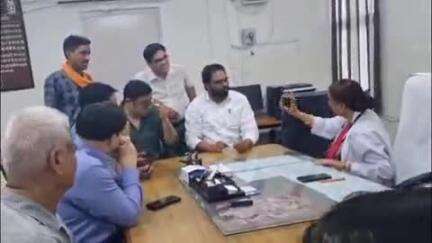 लाडपुरा: भाजपा नेता नायक ने एमबीएस बल्ड बैंक में गलत ब्लड ग्रुप की पर्ची बनाने और अव्यवस्थाओं पर अधीक्षक को सुनाई खरी-खरी