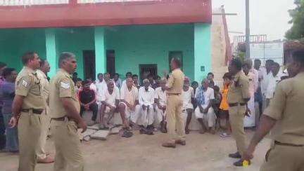 ಇಳಕಲ್‌: ಚಿಕ್ಕಆದಾಪುರ ಹೇರೂರುಮತ್ತು ಹಿರೇಶಿವನಗುತ್ತಿ ಗ್ರಾಮಗಳಲ್ಲಿ  ಬಾಲ್ಯ ವಿವಾಹ ಕಾಯ್ದೆ, ಸೈಬರ್ ಕ್ರೈಂಗಳ ಬಗ್ಗೆ ಜಾಗೃತಿ ಮೂಡಿಸಿದ ಪೋಲಿಸರು