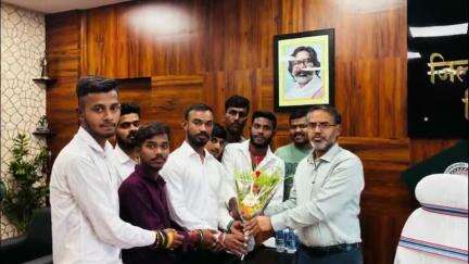 गिरिडीह: आजसू छात्र संघ के नेतृत्व में छात्रों ने डीसी ऑफिस में नए उपायुक्त से की मुलाकात