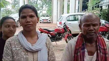 খোয়াই: পিতৃ সম্পত্তি বেদখল করল কয়েকজন; দখল মুক্ত করতে অসহায় ব্যক্তি এবং তার মেয়ে জেলা আদালত এবং সাংবাদিকদের দ্বারস্থ: