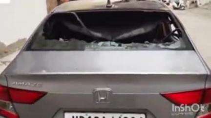 सोनीपत: सिक्का कॉलोनी में बदमाशों ने कार का शीशा तोड़कर आग लगाई, सीसीटीवी में कैद
