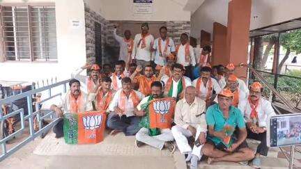 ಮಳವಳ್ಳಿ: ಪಟ್ಟಣದಲ್ಲಿ ಬಿಜೆಪಿ ಮುಖಂಡರ ಪ್ರತಿಭಟನೆ, ಜನೌಷಧಿ ಕೇಂದ್ರಗಳನ್ನು ಮುಂದಾಗಿರುವ ರಾಜ್ಯ ಸರ್ಕಾರದ ಕ್ರಮಕ್ಕೆ ಖಂಡನೆ