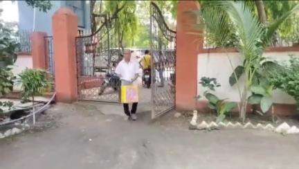 धनबाद/केंदुआडीह: पत्नी के इलाज के लिए सरकारी मदद की आस में ऑटो चालक दर-दर भटक रहा, गांधी सेवा सदन में मीडिया से बात की