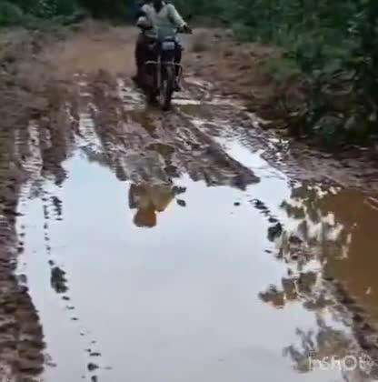 చిన్న వర్షానికి తమ రోడ్లు అధ్వాన్నంగా  మారాయని రోడ్లువేయాలని వేడుకుంటున్న మంగ్య తండా ప్రజలు #localissue