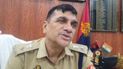 रामपुर: एसपी विद्यासागर मिश्र ने पुलिस कार्यालय में कहा, थाना टांडा क्षेत्र के लोगों के पासपोर्ट की जांच कराई जाएगी