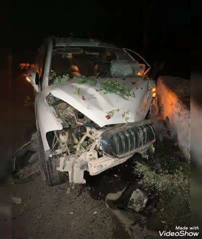 उतरौला: बीती रात उतरौला मनकापुर मार्ग पर बेसहारा मवेशी को बचाने के चक्कर में कार पुल से टकराकर छतिग्रस्त