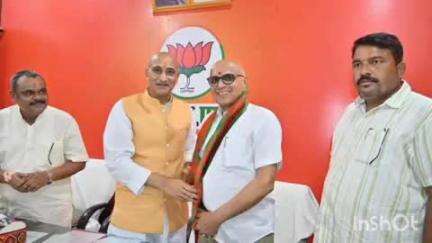 हुज़ूर: सीधी सांसद डॉ. राजेश मिश्रा ने पार्टी कार्यालय अटल कुंज में लोकमाता देवी अहिल्याबाई होल्कर की प्रदर्शनी देखी