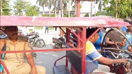 सिविल लाइन पुलिस चौकी के सामने ई-रिक्शा और कार में भिड़ंत, कोई हताहत नहीं