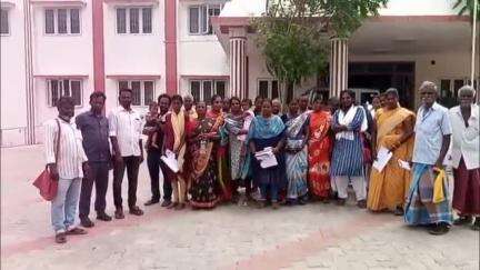 வேடசந்தூர்: பண்ணைகுளம் பகுதியை சேர்ந்தவர்களுக்கு வீட்டடி பட்டா கேட்டு மார்க்சிஸ்ட் கம்யூனிஸ்ட் கட்சியினர் மனு